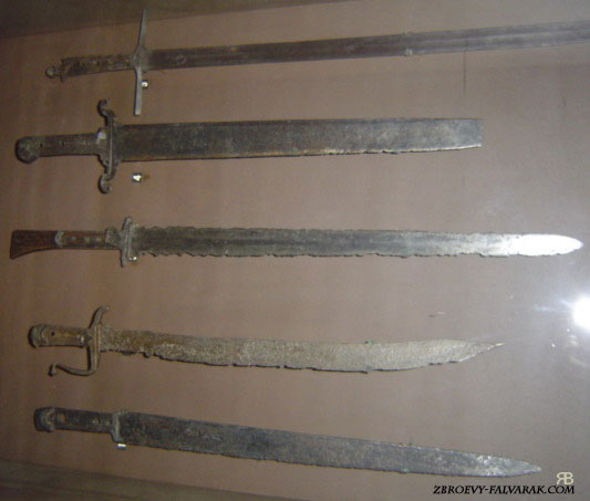 58273df8cf43b_articlefalchion139.jpg
